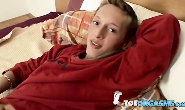 European Veso puts on an amazing foot show before masturbating his uncut cock