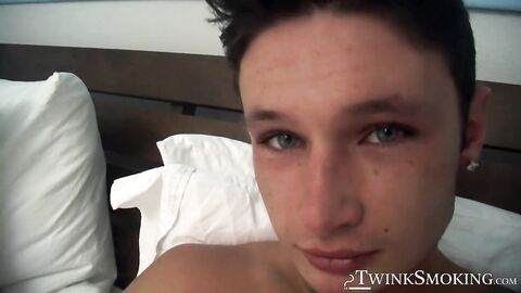 Sexy twink Damon Archer strokes his cock and fingers his hungry ass in the room fille
