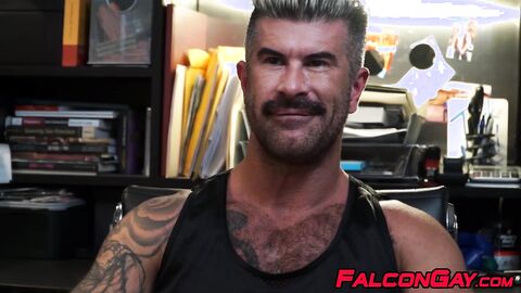 Muscular hunk rimms studs tight hole before fucking him