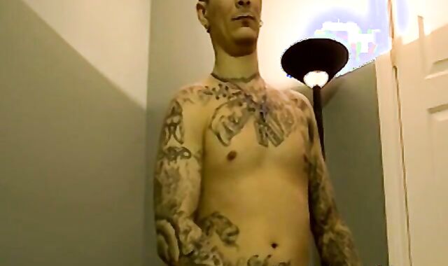 Tattooed amateur sucked skillfully by mature cum loving gay