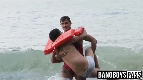 Lifeguard bangs cute jock after saving him nude on beach