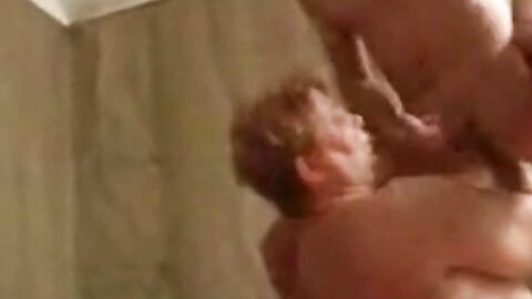 Reifer Kerl fistet jungen Typen hart
