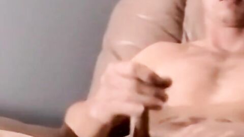 Amateur masturbator Pearl comes hard after solo session