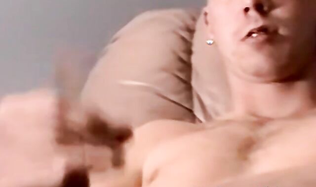 Amateur masturbator Pearl comes hard after solo session