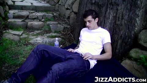 Horny Chris Porter masturbates solo until shooting his cum on his chest and face
