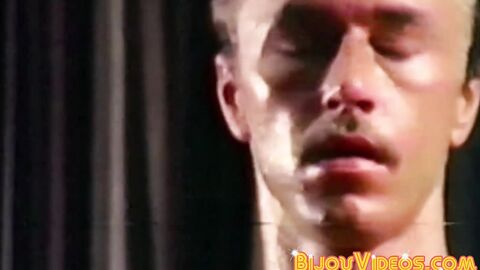 Sculpted blonde Joe Dietrich flaunts his nice body and jerks in front of us