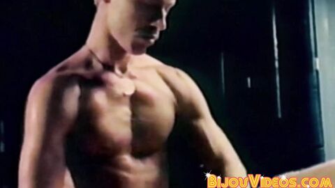 Sculpted blonde Joe Dietrich flaunts his nice body and jerks in front of us