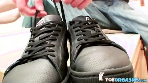 Handsome Clyde takes off his shoes to worship his foot before masturbating