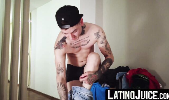 LatinoJuice.com - Kinky Axel earns money by having sex with hunk Bobby until cumshot